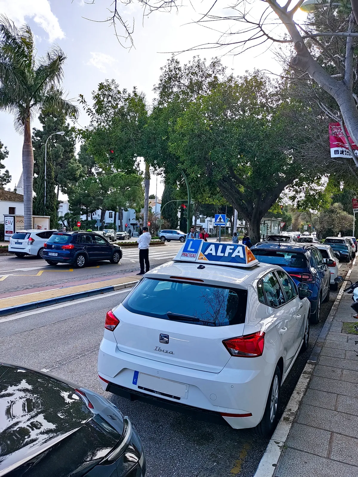 Recogida coche de autoescuela en Puente Romano Marbella